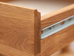 Miniaturka 10 - Prowadnica szuflady zamontowana w meblu z litego dębu