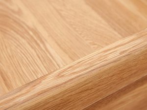 Miniaturka 13 - Detal narożnika stolika z naturalnego drewna z frezowaniem