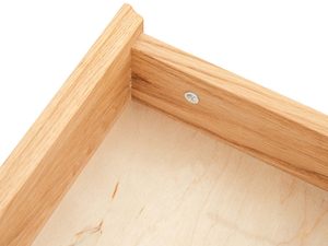 Miniaturka 7 - Zbliżenie na szufladę z drewna i metalowy mechanizm