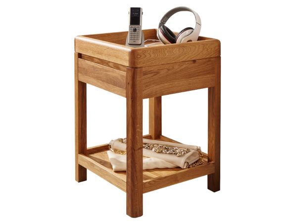 Stolik z litego dębu z półką na dole i dekoracją