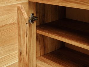 Miniaturka 9 - Wnętrze mebla z półkami z litego drewna i zawiasem