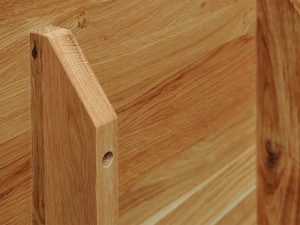 Miniaturka 12 - Uchwyt w szafce dębowej z pionowym frontem