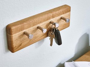 Miniaturka 1 - Wieszak z kluczami zamocowany na drewnianej desce