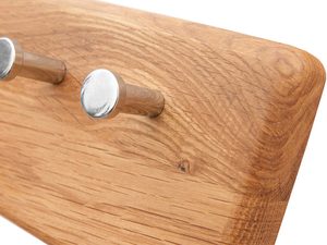 Miniaturka 4 - Zbliżenie na haczyk stalowy w dębowym wieszaku ściennym