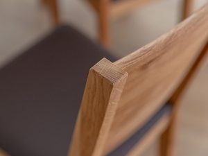 Miniaturka 1 - Widok z tyłu na drewniane oparcie krzesła jadalnianego