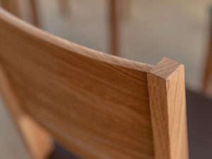 Miniaturka 8 - Oparcie krzesła z drewna dębowego, profilowane zakończenie