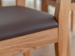 Miniaturka 11 - Czarne siedzisko krzesła na konstrukcji z litego drewna dębowego