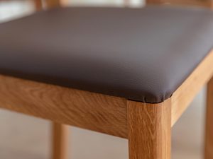 Miniaturka 12 - Zbliżenie na tapicerowane siedzisko krzesła z czarną ekoskórą