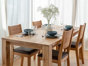 Miniaturka 5 - Stół jadalniany z czterema krzesłami i jasnym tłem