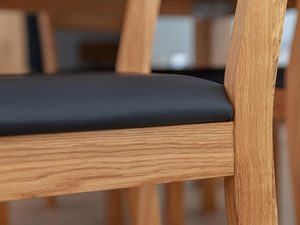 Miniaturka 7 - Zbliżenie na narożnik krzesła dębowego z ciemnym siedziskiem