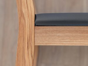 Miniaturka 11 - Profil boczny krzesła z naturalnego drewna z tapicerowanym siedziskiem