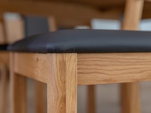 Miniaturka 8 - Profil boczny krzesła z tapicerowanym siedziskiem w kolorze czarnym