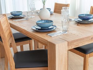 Miniaturka 10 - Krzesło dębowe przy stole jadalnianym z zastawą