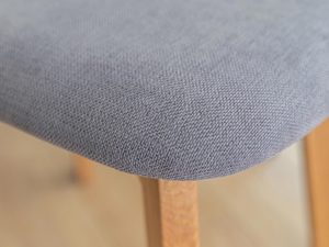 Miniaturka 12 - Zbliżenie na szare siedzisko z tkaniny, styl nowoczesny