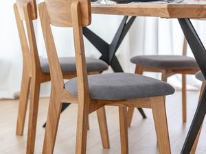 Miniaturka 13 - Krzesła jadalniane z szarym obiciem i stołem z czarnymi nogami