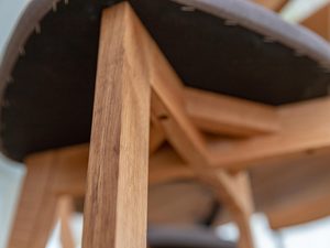 Miniaturka 11 - Detal tylnego wspornika w krześle z litego drewna dębowego