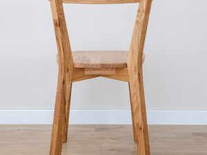 Miniaturka 6 - Widok z tyłu na klasyczne krzesło z drewna dębowego