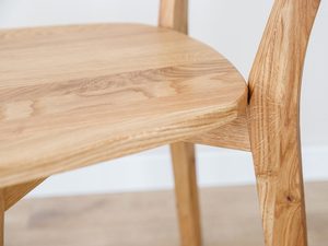 Miniaturka 3 - Zbliżenie na detale drewnianego krzesła