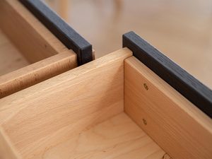 Miniaturka 1 - Szuflada wewnętrzna z widocznym prowadnikiem w komodzie