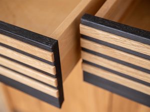 Miniaturka 2 - Detal wysuwanej szuflady z czarnym uchwytem z drewna