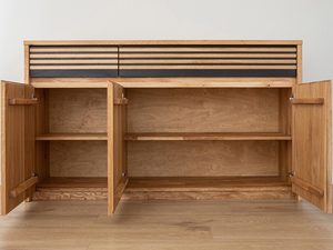 Miniaturka 6 - Komoda z litego drewna z pionowymi szafkami i półkami