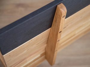 Miniaturka 1 - Konstrukcja wewnętrzna łóżka z drewna z czarną ramą