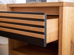 Miniaturka 3 - Detal frontu szafki nocnej z lamelowym dekorem