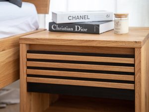 Miniaturka 5 - Szafka nocna z dębu z książkami i nowoczesnym dekorem