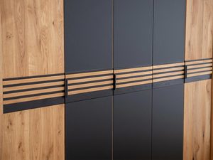 Miniaturka 2 - Zbliżenie na listwy czarne i dębowe na froncie szafy