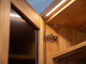 Miniaturka 1 - Wnętrze szafy dębowej z drzwiami i zawiasami w stylu nowoczesnym