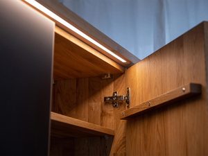 Miniaturka 2 - Górna część wnętrza szafy z zawiasami i ledowym światłem