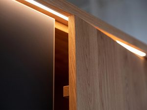 Miniaturka 1 - Cichy domyk w zawiasie meblowym w szafie z dębu