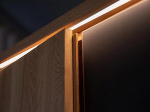 Miniaturka 1 - Wnęka oświetleniowa LED w drzwiach mebla z litego dębu