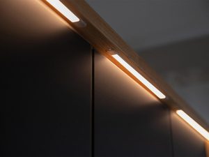 Miniaturka 2 - Oświetlenie LED na czarnym froncie szafy w stylu nowoczesnym