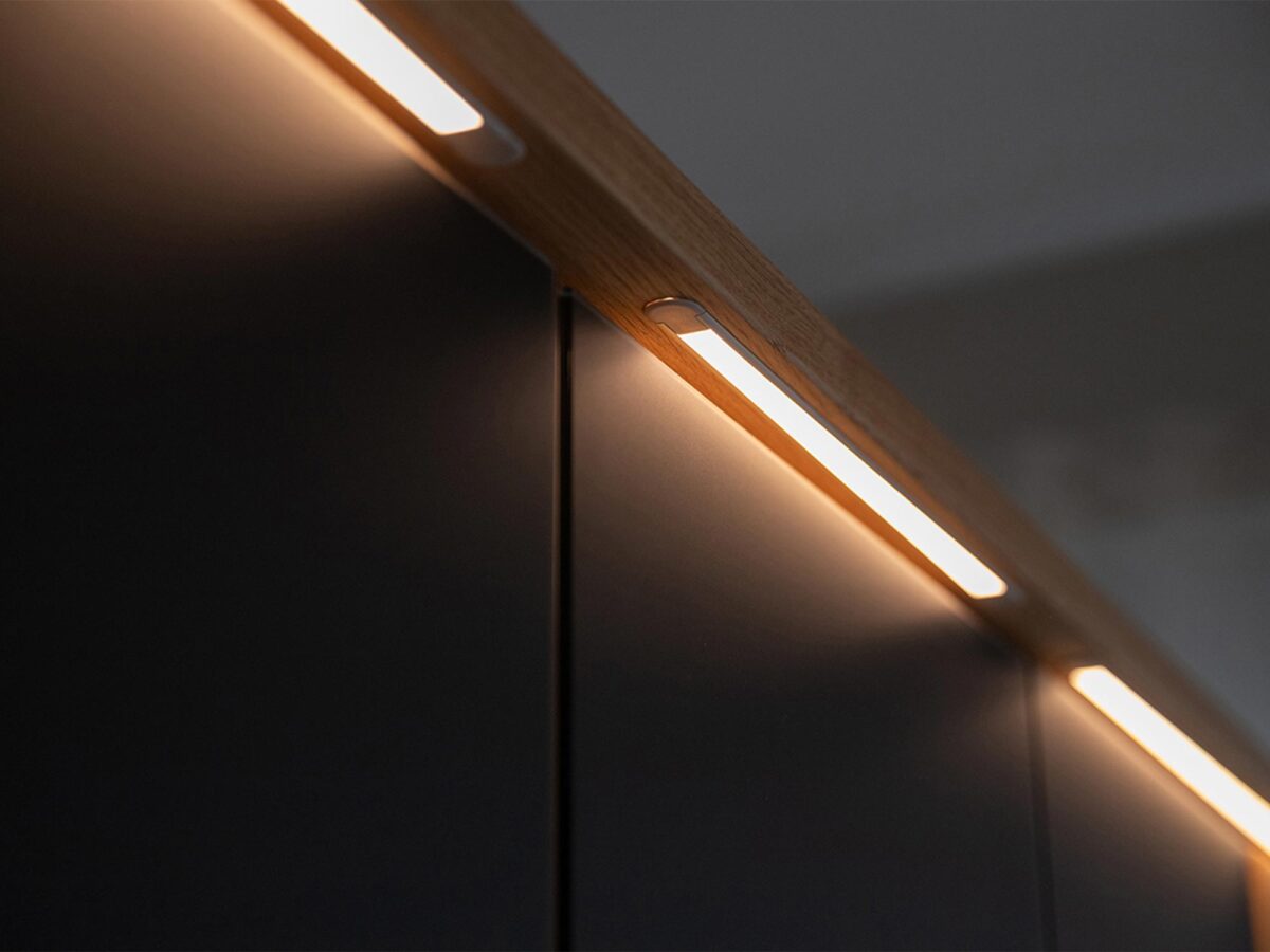 Oświetlenie LED w górnej części szafy z drewna