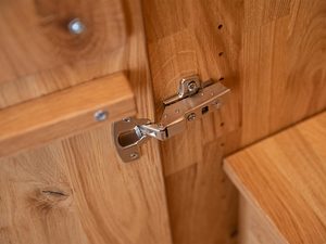 Miniaturka 2 - Detal zawiasu w szafie dębowej z wewnętrzną półką