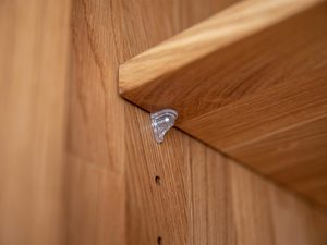 Miniaturka 2 - Ogranicznik półki w nowoczesnym meblu dębowym