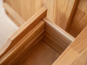 Miniaturka 1 - Zbliżenie na prowadnicę drewnianej szuflady bez metalowych elementów