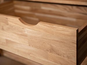 Miniaturka 1 - Detal drewnianej szuflady z frezowanym uchwytem