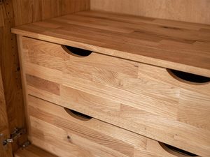 Miniaturka 3 - Komoda z litego drewna z trzema szufladami o zaokrąglonych uchwytach