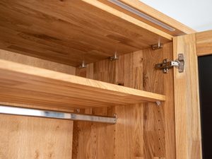 Miniaturka 5 - Zbliżenie na detale szafy dębowej