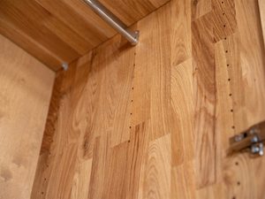 Miniaturka 6 - Półka i drążek w drewnianej szafie z naturalnym wykończeniem