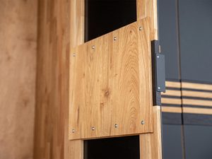 Miniaturka 7 - Zbliżenie na uchwyt w meblach z naturalnego drewna