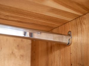 Miniaturka 2 - Drewniany korpus szafy z okrągłym relingiem na ubrania