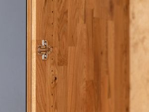 Miniaturka 8 - Wnętrze szafy z drewna z zawiasami i miejscem na półki