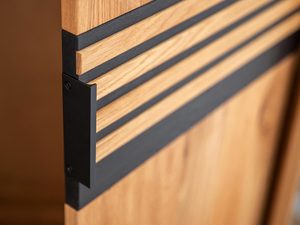 Miniaturka 9 - Zbliżenie na dekoracyjne czarne lamele w meblach sypialnianych