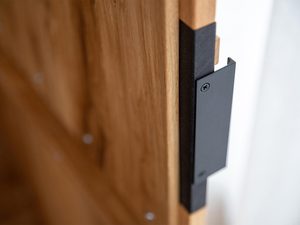 Miniaturka 7 - Detal mocowania uchwytu czarnego w meblu z dębu
