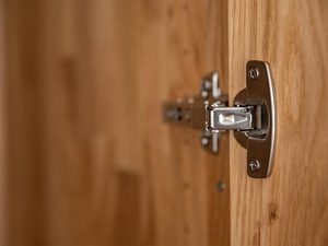 Miniaturka 8 - Zawias i boczna krawędź drzwi z naturalnego drewna