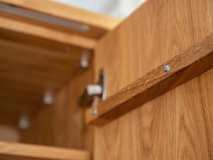 Miniaturka 6 - System zawiasów drzwi w meblach z litego dębu