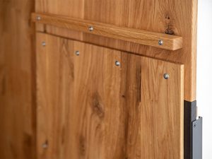 Miniaturka 10 - Wnętrze drzwi mebla z drewna z zamocowanymi zawiasami